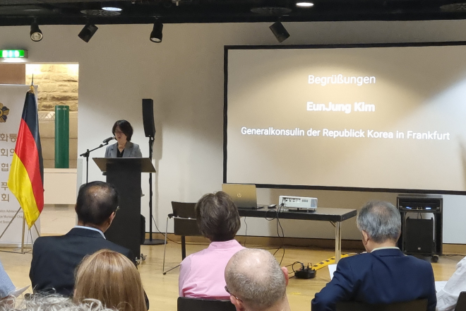 Teilnahme der Generalkonsulin am gemeinsam von der Regionalversammlung Frankfurt des Peaceful Unification Advisory Council und der Friedrich-Naumann-Stiftung veranstalteten Seminar (27. Juni)
