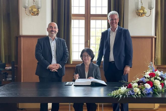 Generalkonsulin Kim besucht auf Einladung des Oberbürgermeisters von Rüsselsheim das Frauenhockeyspiel Korea–Deutschland und motiviert das Team (30. Juli)